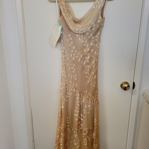 Nina Austin evening long dress size 8 very flattering with ruffled bottom -  mordernwear.com